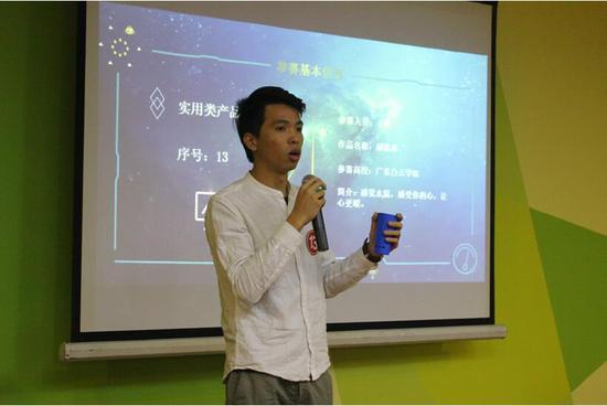 参赛选手在进行作品展示